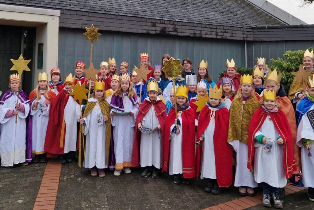 Die Sternsinger draußen vor der Heilig-Kreuz-Kirche.