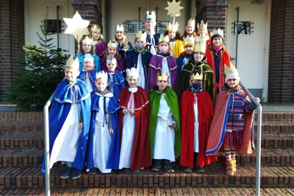 Die Sternsinger auf der Treppe vor der St. Josef-Kirche.
