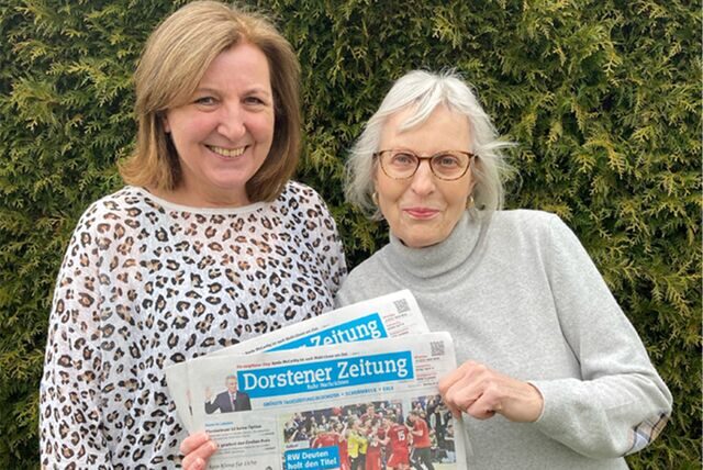 Marion Walsinger trug 41 Jahre lang Zeitungen aus und wurde nun von Teamleiterin Monika Holz in den Ruhestand verabschiedet.