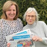 Marion Walsinger trug 41 Jahre lang Zeitungen aus und wurde nun von Teamleiterin Monika Holz in den Ruhestand verabschiedet.