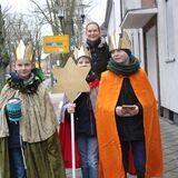 Julian Link, Karl Bauernfeind und Mika Rosendahl, begleitet von Anika Link (hinten), sind in Drei-Heilige-Könige-Montur in Waltrop unterwegs.