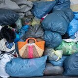 Gespendete Altkleider in Säcken stapeln sich in einem Lastwagen (symbolhaft für eine illegale Sammlung in Waltrop im Jahre 2013).