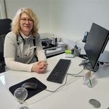 Die Allgemeinmedizinerin und Hausärztin Dr. Valentina Bujor am Schreibtisch.