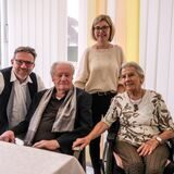 András Kuster feierte seinen 95. Geburtstag in einer Seniorenresidenz in Recklinghausen. Das Foto zeigt ihn mit seiner Ehefrau Renate (83), Sohn Stefan und Schwiegertochter Andrea.