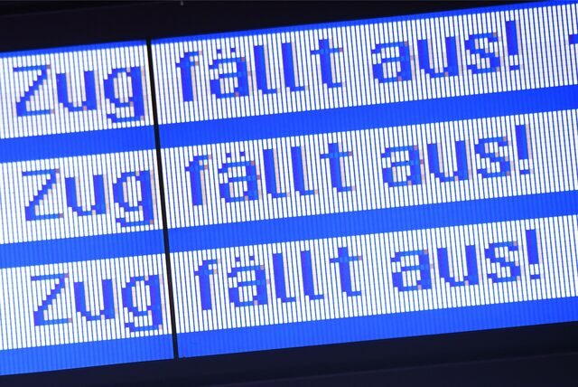 „Zug fällt aus“ steht auf einer Anzeigetafel in einem Bahnhof (Symbolbild).