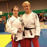 Jana (l.) und Nina Koch  mit einer Trophäe.