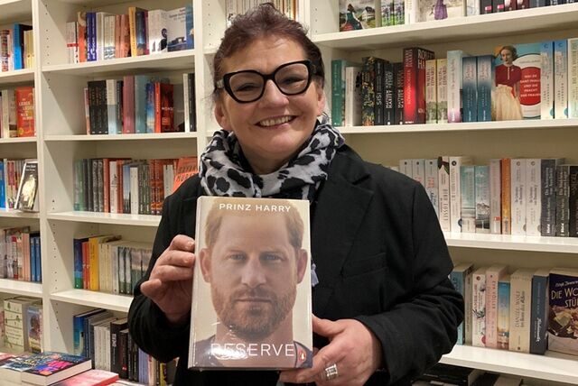 Martina Tielker mit der Autobiografie von Prinz Harry.