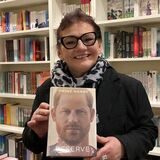 Martina Tielker mit der Autobiografie von Prinz Harry.
