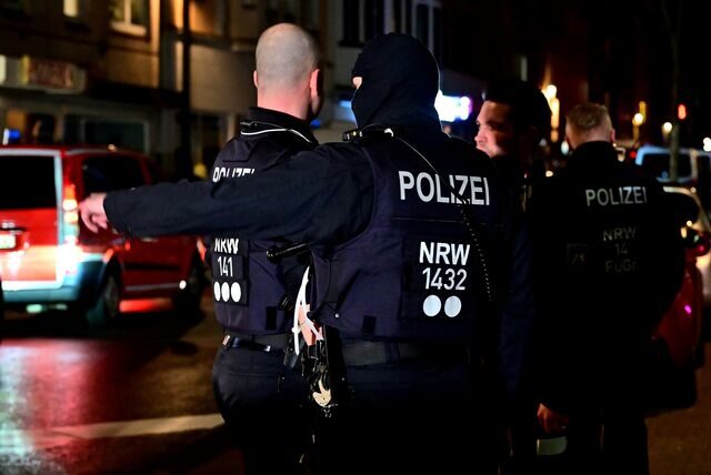 Die Polizei im Einsatz an der Langen Straße in Castrop-Rauxel.