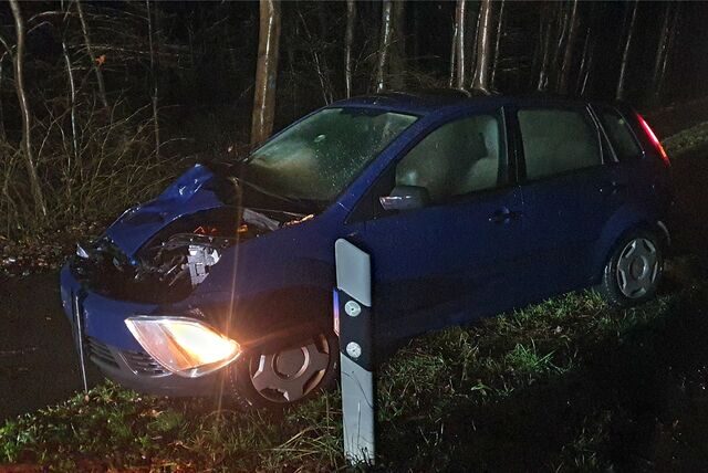 Totalschaden am Unfallfahrzeug, aber der Fahrer hatte Glück und blieb unverletzt.