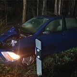 Totalschaden am Unfallfahrzeug, aber der Fahrer hatte Glück und blieb unverletzt.