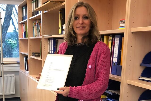Beate Nehls mit ihrer Ernennungsurkunde zur Rektorin der Haardschule in Oer-Erkenschwick.