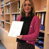 Beate Nehls mit ihrer Ernennungsurkunde zur Rektorin der Haardschule in Oer-Erkenschwick.