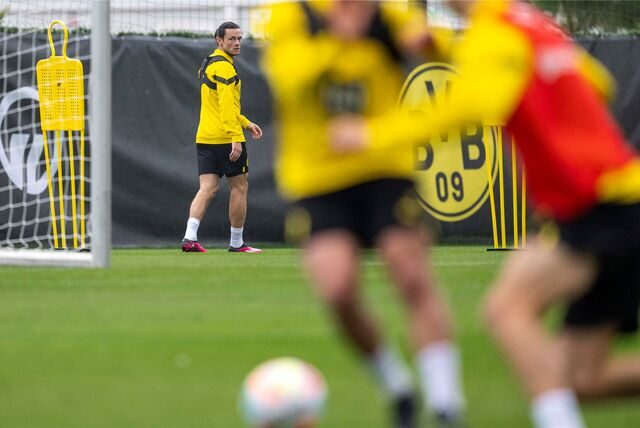 Nico Schulz schaut seinen Teamkollegen beim Training zu.