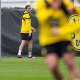 Nico Schulz schaut seinen Teamkollegen beim Training zu.