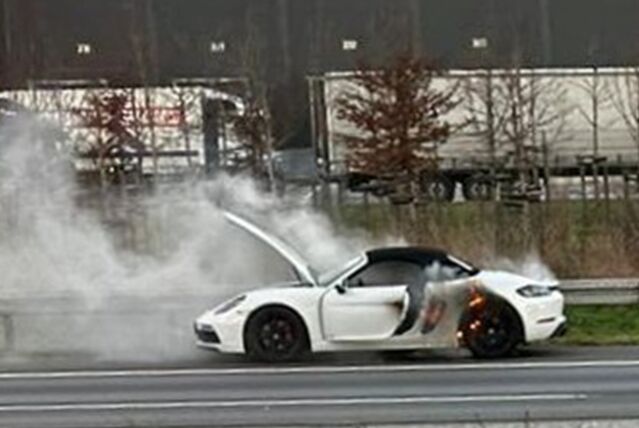 Autobrand auf der A1: Dieser Porsche hat am Mittwoch (11.1.) Feuer gefangen.