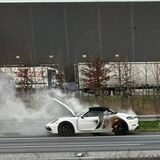 Autobrand auf der A1: Dieser Porsche hat am Mittwoch (11.1.) Feuer gefangen.
