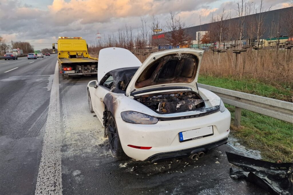 Der Porsche musste nach dem Löschen abgeschleppt werden.