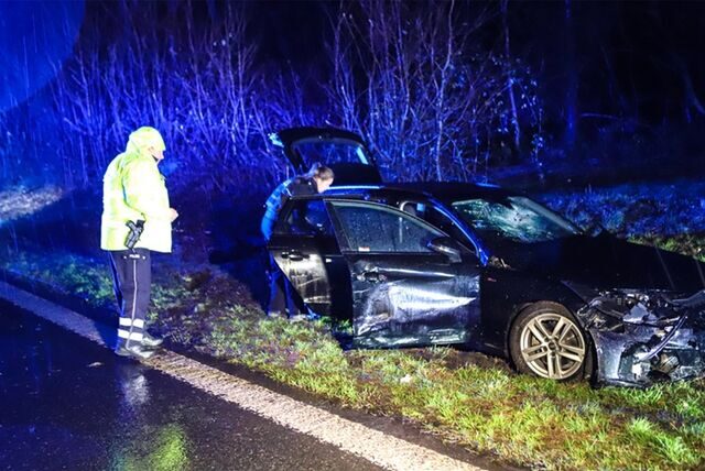 Ein Autowrack neben der Autobahn 1