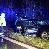 Ein Autowrack neben der Autobahn 1