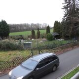 Ein Auto fährt an einer Kleingartenparzelle vorbei an der Straße Am Felling in Waltrop.