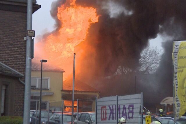 Eine riesige Rauchwolke am Donnerstagvormittag über Lütgendortmund: Hier stand ein Kfz-Handel / Autowerkstatt in Brand. Die B235 war seit etwa 10.30 Uhr gesperrt.