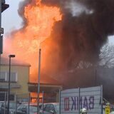 Eine riesige Rauchwolke am Donnerstagvormittag über Lütgendortmund: Hier stand ein Kfz-Handel / Autowerkstatt in Brand. Die B235 war seit etwa 10.30 Uhr gesperrt.