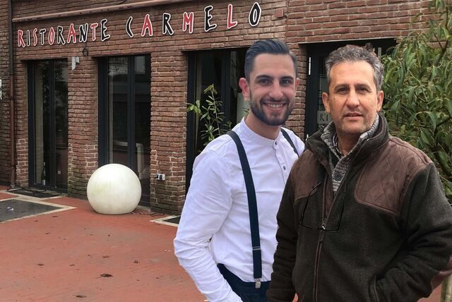 Carmelo Cinquemani (r.) und sein Sohn Cono vor ihrem Restaurant