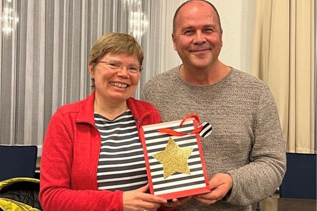 Thomas Prinz, Vorsitzender der SPD-Fraktion im Hertener Rat, begrüßt die SPD-Stadtverbandsvorsitzende Dr. Babette Nieder als neues Fraktionsmitglied.