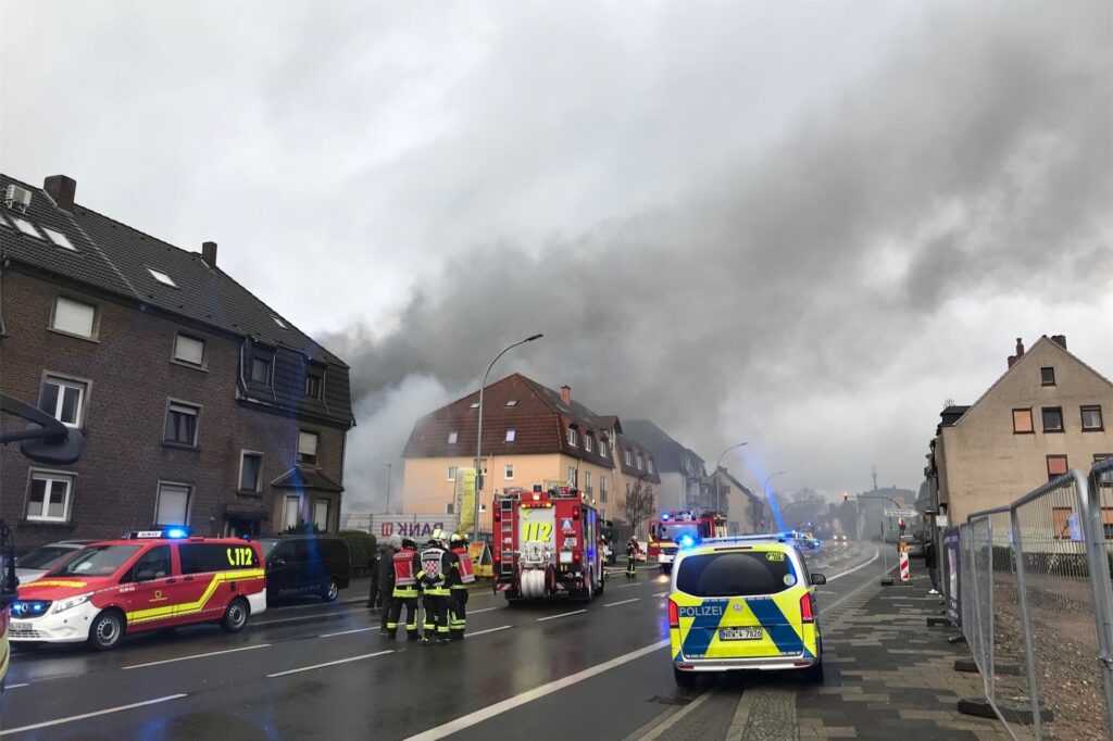 Die B235 in Lütgendortmund am Donnerstag gegen 10.30 Uhr: Hier ist gesperrt für einen Feuerwehreinsatz. Eine Kfz-Werkstatt brennt zu dieser Zeit. Die B235 in Lütgendortmund am Donnerstag gegen 10.30 Uhr: Hier ist gesperrt für einen Feuerwehreinsatz. Eine Kfz-Werkstatt brennt zu dieser Zeit.