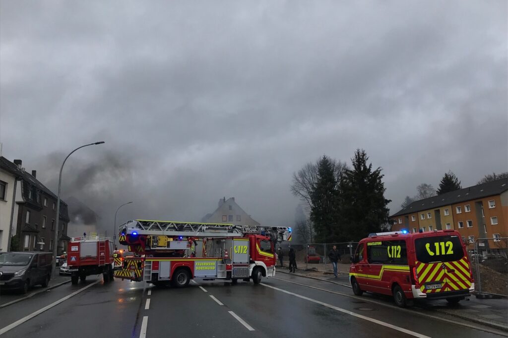 Mit drei Löschzügen rückte die Feuerwehr Dortmund am Donnerstag gegen 10.10 Uhr nach Lütgendortmund aus. Mit drei Löschzügen rückte die Feuerwehr Dortmund am Donnerstag gegen 10.10 Uhr nach Lütgendortmund aus.