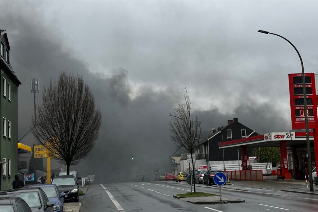 Eine riesige Rauchwolke zog am Vormittag über den Dortmunder Westen. Eine Kfz-Werkstatt stand in Flammen. Die Feuerwehr wies die Anwohner darauf hin, Fenster und Türen geschlossen zu halten. Eine riesige Rauchwolke zog am Vormittag über den Dortmunder Westen. Eine Kfz-Werkstatt stand in Flammen. Die Feuerwehr wies die Anwohner darauf hin, Fenster und Türen geschlossen zu halten.