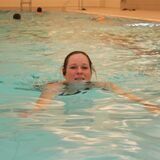 Jessica Ruthen zieht im Schwimmbad in Waltrop ihre Bahnen.