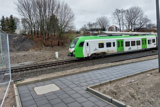An dieser Stelle war 2019 mal eine Fußgängerbrücke angedacht: Von Gleis 1 beziehungsweise von der Gartenstraße aus sollte sie hinüber zur höher gelegenen Staakener Straße führen (im Hintergrund) und so einerseits die Bahnsteige auf kürzestem Wege verbinden, andererseits aber auch die Stadtteile Herten-Mitte und Paschenberg.