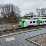 An dieser Stelle war 2019 mal eine Fußgängerbrücke angedacht: Von Gleis 1 beziehungsweise von der Gartenstraße aus sollte sie hinüber zur höher gelegenen Staakener Straße führen (im Hintergrund) und so einerseits die Bahnsteige auf kürzestem Wege verbinden, andererseits aber auch die Stadtteile Herten-Mitte und Paschenberg.