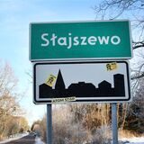 Aufkleber mit der Aufschrift «Nein zum Atom» und «Atom Stop» kleben am Ortsschild von Slajszewo.