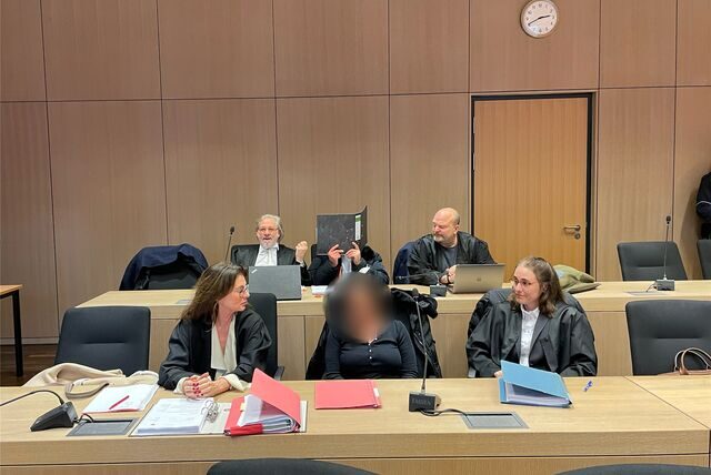 Der angeklagte Arzt (hinten in der Mitte) und seine Sprechstundenhilfe (vorne in der Mitte) kurz vor Prozessbeginn.