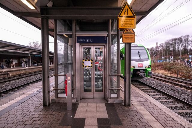 Defekter Aufzug zwischen Gleis 2 und 4