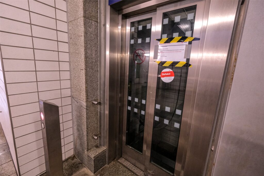 Aufzug am Bahnhof ist defekt Aufzug am Bahnhof ist defekt