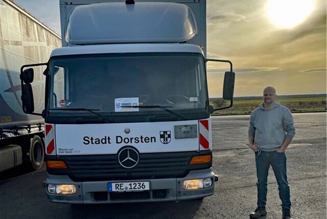 Ingo Brumann neben dem Lkw aus Dorsten, mit dem das Notstromaggregat in die Ukraine transportiert wurde.