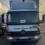Ingo Brumann neben dem Lkw aus Dorsten, mit dem das Notstromaggregat in die Ukraine transportiert wurde.