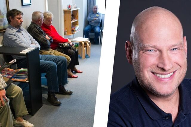 Ein volles Wartezimmer. Dr. Alexander ist Ärztesprecher in Castrop-Rauxel.