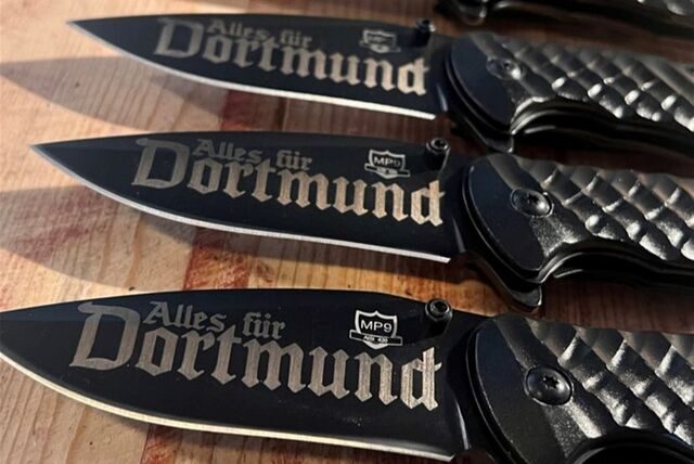 „Alles für Dortmund“ steht auf der Klinge mehrerer Messer. Offenbar haben Dortmunder Neonazis mehr als ein Dutzend Messer gravieren lassen. Das Bild ist ein Screenshot, den das „Recherche Kollektiv NRW“ auf Instagram gemacht hat.