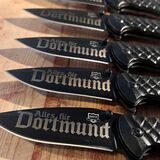 „Alles für Dortmund“ steht auf der Klinge mehrerer Messer. Offenbar haben Dortmunder Neonazis mehr als ein Dutzend Messer gravieren lassen. Das Bild ist ein Screenshot, den das „Recherche Kollektiv NRW“ auf Instagram gemacht hat.
