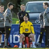 Guerreiro sitzt auf einem Koffer.