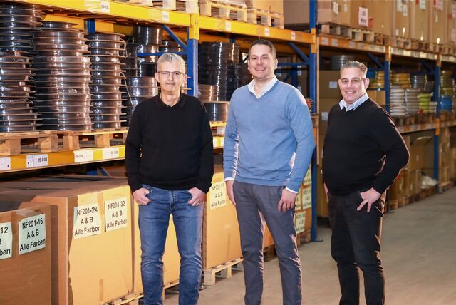 Das Führungsteam von E-M-C-direct blickt auf ein erfolgreiches Jahr 2022 zurück: Vertriebsleiter Erwin Schmidbauer, Geschäftsführer Thaddäus Nagy und Arnd Diedrichs, Produktmanagement und Einkauf.