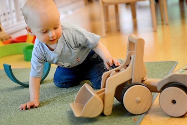 Ein Junge spielt in einer Tageseinrichtung für Kinder mit einem Spielzeugbagger (symbolisch für U3-Kinder-Zahlen in Waltroper Kitas).