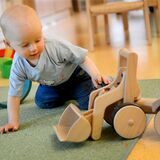 Ein Junge spielt in einer Tageseinrichtung für Kinder mit einem Spielzeugbagger (symbolisch für U3-Kinder-Zahlen in Waltroper Kitas).