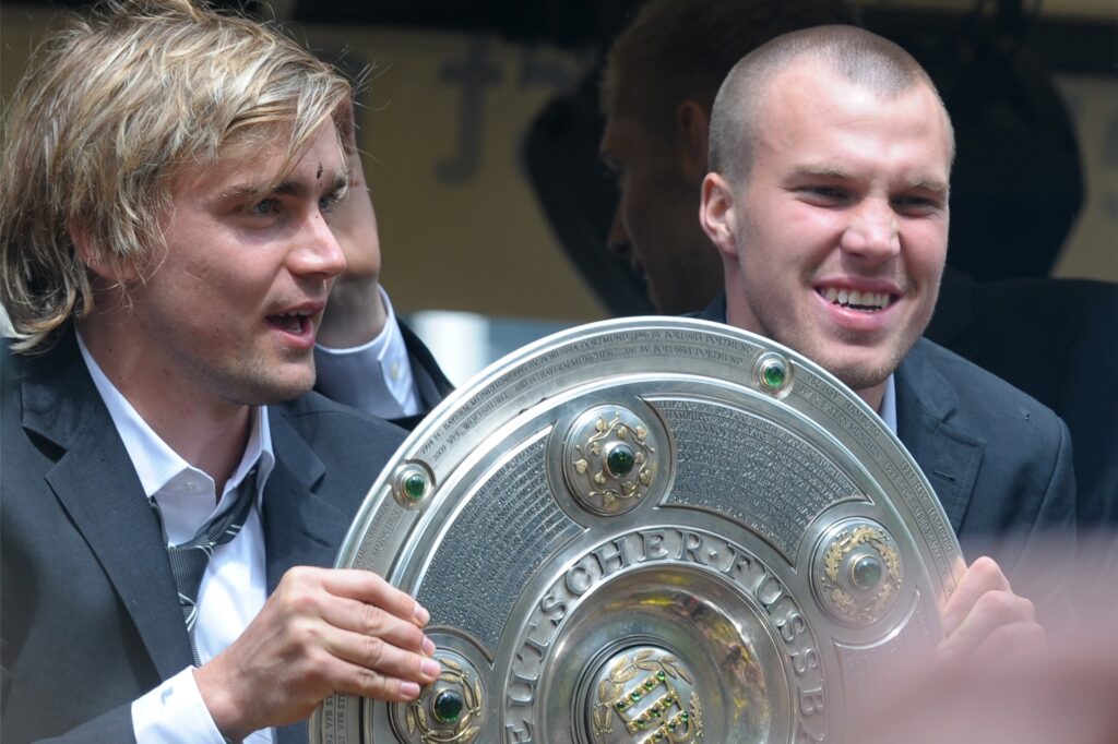 Marcel Schmelzer (l.) mit Kevin Großkreutz und der Meisterschale nach dem Titelgewinn 2011. Marcel Schmelzer (l.) mit Kevin Großkreutz und der Meisterschale nach dem Titelgewinn 2011.
