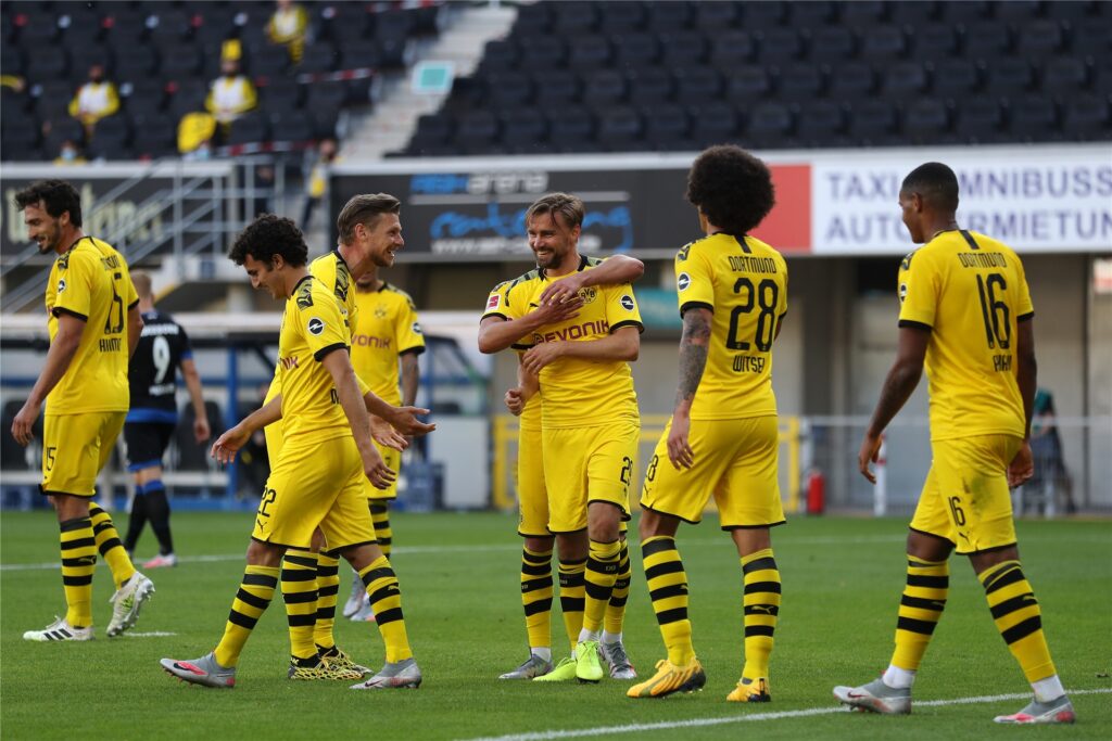 Marcel Schmelzer (M.) in einem seiner letzten Spiele für den BVB. Am 31. Mai 2020 traf er gegen Paderborn. Marcel Schmelzer (M.) in einem seiner letzten Spiele für den BVB. Am 31. Mai 2020 traf er gegen Paderborn.